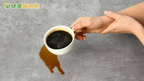 手肘痛到連咖啡都拿不起來！醫揭「高爾夫球肘」警訊　拖久恐手麻無力