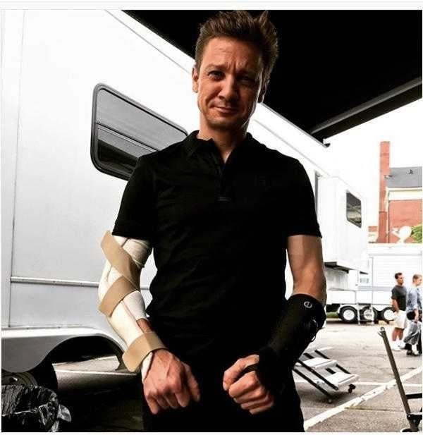 傑瑞米雷納曾因拍《貼背戰》受傷手打石膏。(圖/翻攝自IG)