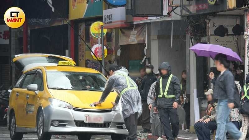 因酒駕遭吊扣駕照的王柏傑,在《老子》中竟演出小黃運將。劇組為力保他,及讓他合法完成演出,出動多位穿著雨衣的工作人員,上演「人力計程車」。(圖/攝影組)