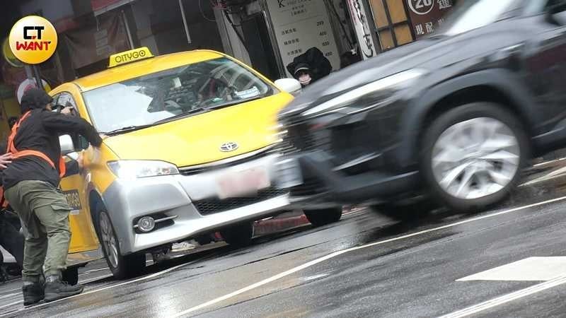 因酒駕遭吊扣駕照的王柏傑,在《老子》中竟演出小黃運將。劇組為力保他,及讓他合法完成演出,出動多位穿著雨衣的工作人員,上演「人力計程車」。(圖/攝影組)