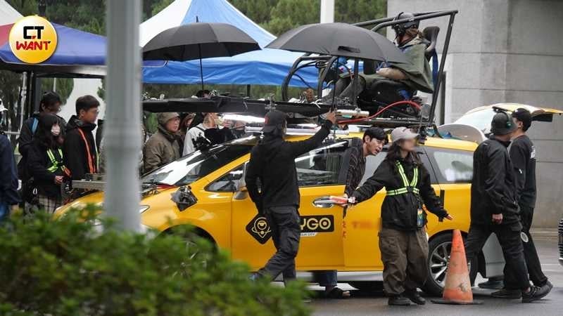 1點半,轉點到大安區,現場出現秘密武器,一台改裝過、由車頂操控的計程車。(圖/攝影組)