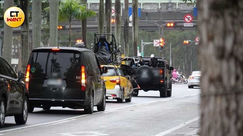 技術人員戴著安全帽、繫上安全帶坐在車頂「代客駕駛」,負責控油門與方向盤。(圖/攝影組)