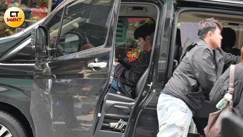 王柏傑坐上計程車駕駛座,演出開車載客的樣子,成功達成合法合規的拍攝。(圖/攝影組)