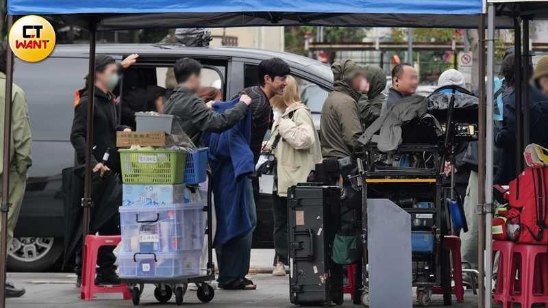 傍晚4點半,王柏傑卸妝離開,收工後乖乖搭乘劇組交通車。(圖/攝影組)