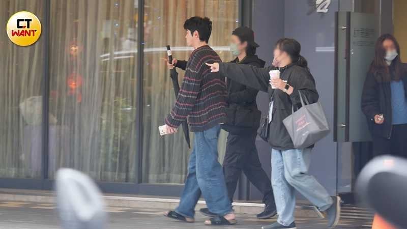 傍晚4點半,王柏傑卸妝離開,收工後乖乖搭乘劇組交通車。(圖/攝影組)