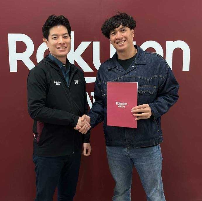 林立（右）去年底和中職樂天桃猿隊達成合約共識，簽下8年包含激勵獎金在內，總值高達1.8億元的複數年合約（圖／翻攝自Rakuten MonkeysFB）