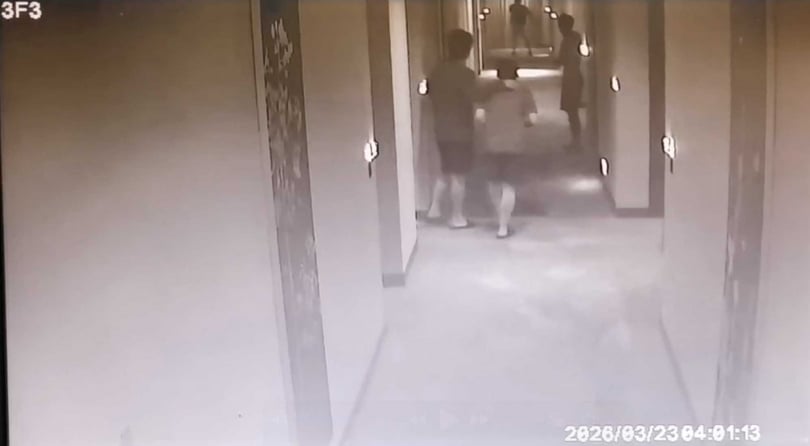 陳晨威、林立、歐晉等3位球員，半夜還在飯店走道上喧嘩，引發其他房客不滿。（圖／讀者提供：因版權問題照片未經授權不得轉載）