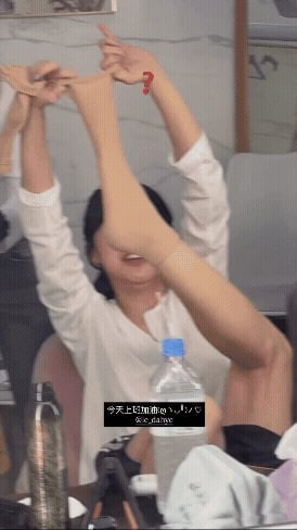 李多慧休息室「抬腳脫絲襪」表情超猙獰！下秒「炸出雙下巴」畫面全被拍