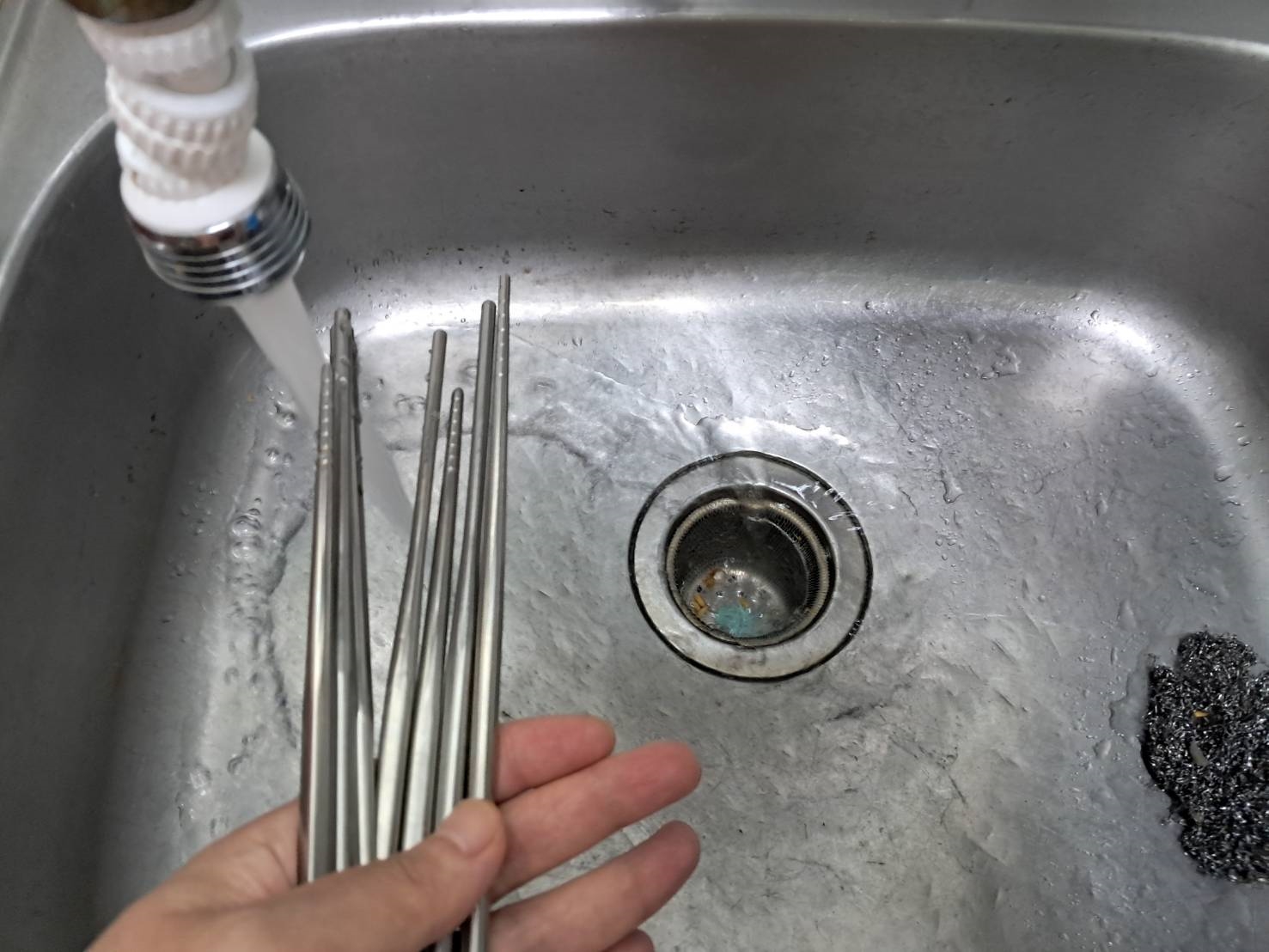 很多女孩在洗碗時為了求快,習慣把一大把筷子抓在手心,像是在玩抽籤一樣用力摩擦,這是不正確的方法。圖/李明真拍攝