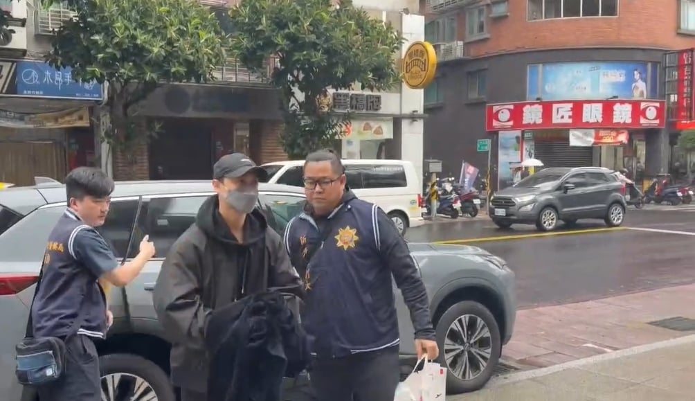 才捲「粿王風暴」又出事！王子涉閃兵「遭檢警上門拘提」上銬去警局畫面曝