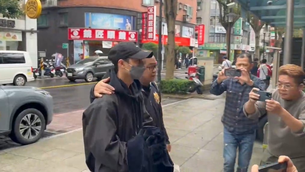 才捲「粿王風暴」又出事！王子涉閃兵「遭檢警上門拘提」上銬去警局畫面曝