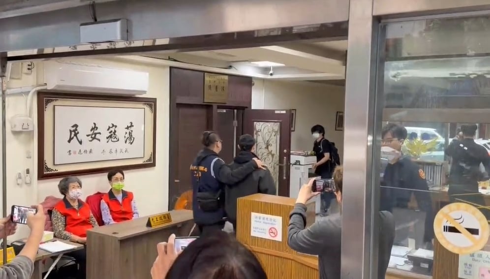 才捲「粿王風暴」又出事！王子涉閃兵「遭檢警上門拘提」上銬去警局畫面曝