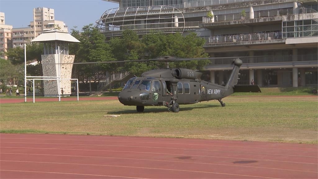 「猛虎」阿帕契攻擊直升機降落逢甲大學　軍事迷興奮搶拍