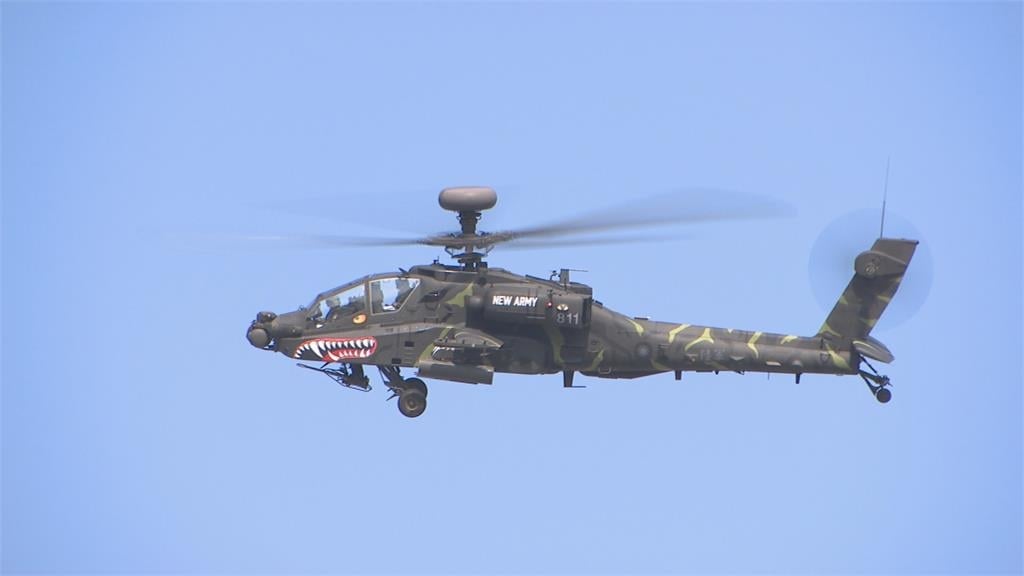 「猛虎」阿帕契攻擊直升機降落逢甲大學　軍事迷興奮搶拍