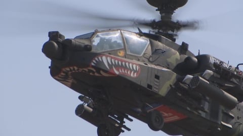 「猛虎」阿帕契攻擊直升機降落逢甲大學　軍事迷興奮搶拍