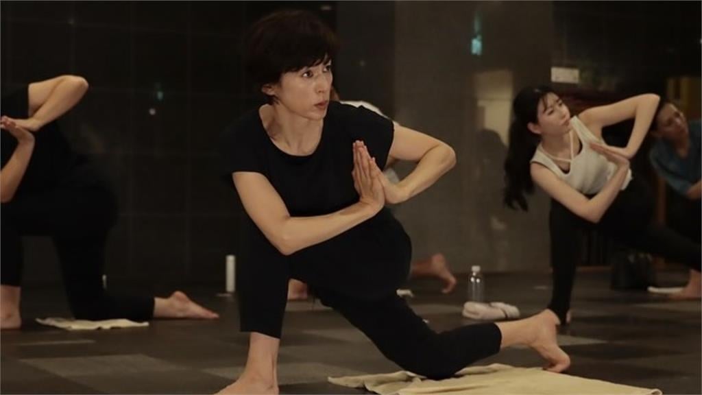 59歲鈴木保奈美「完美身材」超犯規！體脂僅13％太狂：比20歲還美