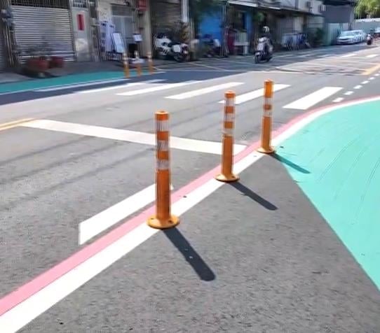 保護行人變成機車地雷惹議？　女騎士撞「防撞桿」自摔犁田