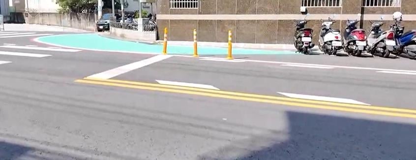 保護行人變成機車地雷惹議？　女騎士撞「防撞桿」自摔犁田