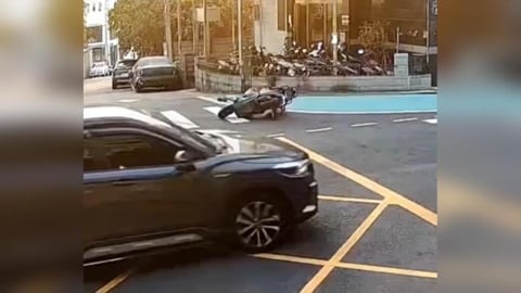 保護行人變成機車地雷惹議？　女騎士撞「防撞桿」自摔犁田