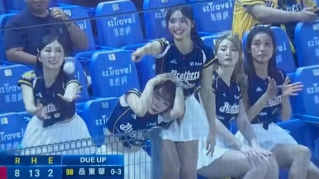 洲際球場神捕中華啦啦隊璇璇「徒手接殺界外球！」球評黃忠義驚呆：這根本職業級守捕