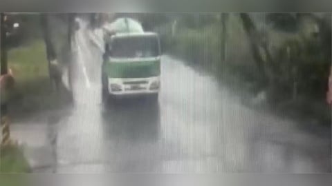 貨車「扯斷整排電桿」楊梅、新屋460戶停電 搶修16小時復電