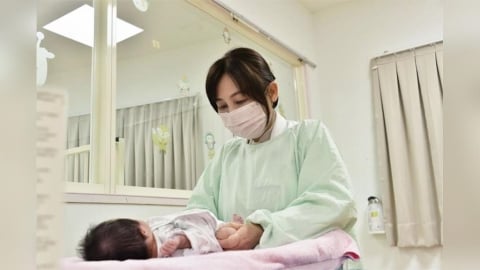 嬰兒換尿布「咔嗒」怪聲響   小心暗藏長短腳大危機