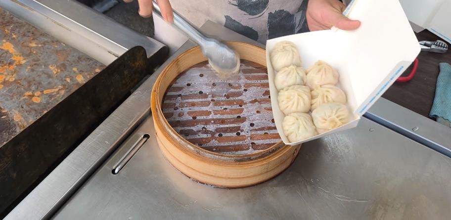 台中湯包「一分熟」腥味衝腦門　民眾吞下肚掛急診、店家致歉願賠償