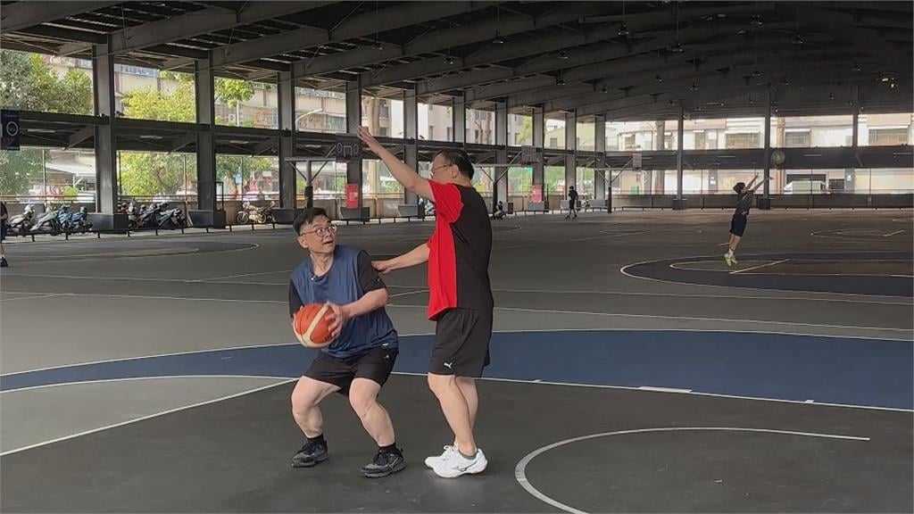 挑戰賴瑞隆跑百米鉛球鬥牛　阿喘認輸「這樣說」相約再戰