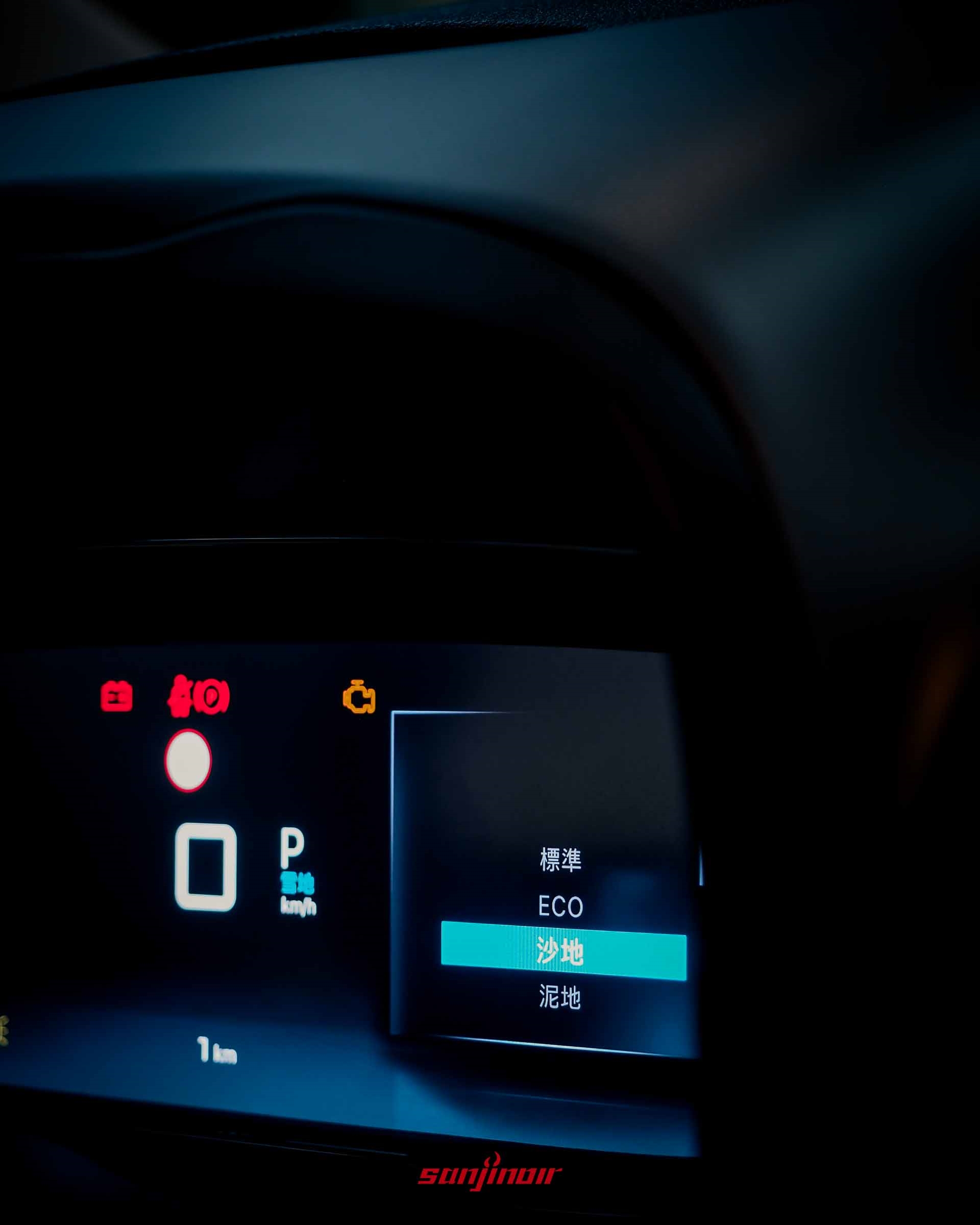 一個Berlingo XTR儀表板特寫，顯示行車模式選擇包括「標準」、「ECO」、「沙地」和「泥地」。