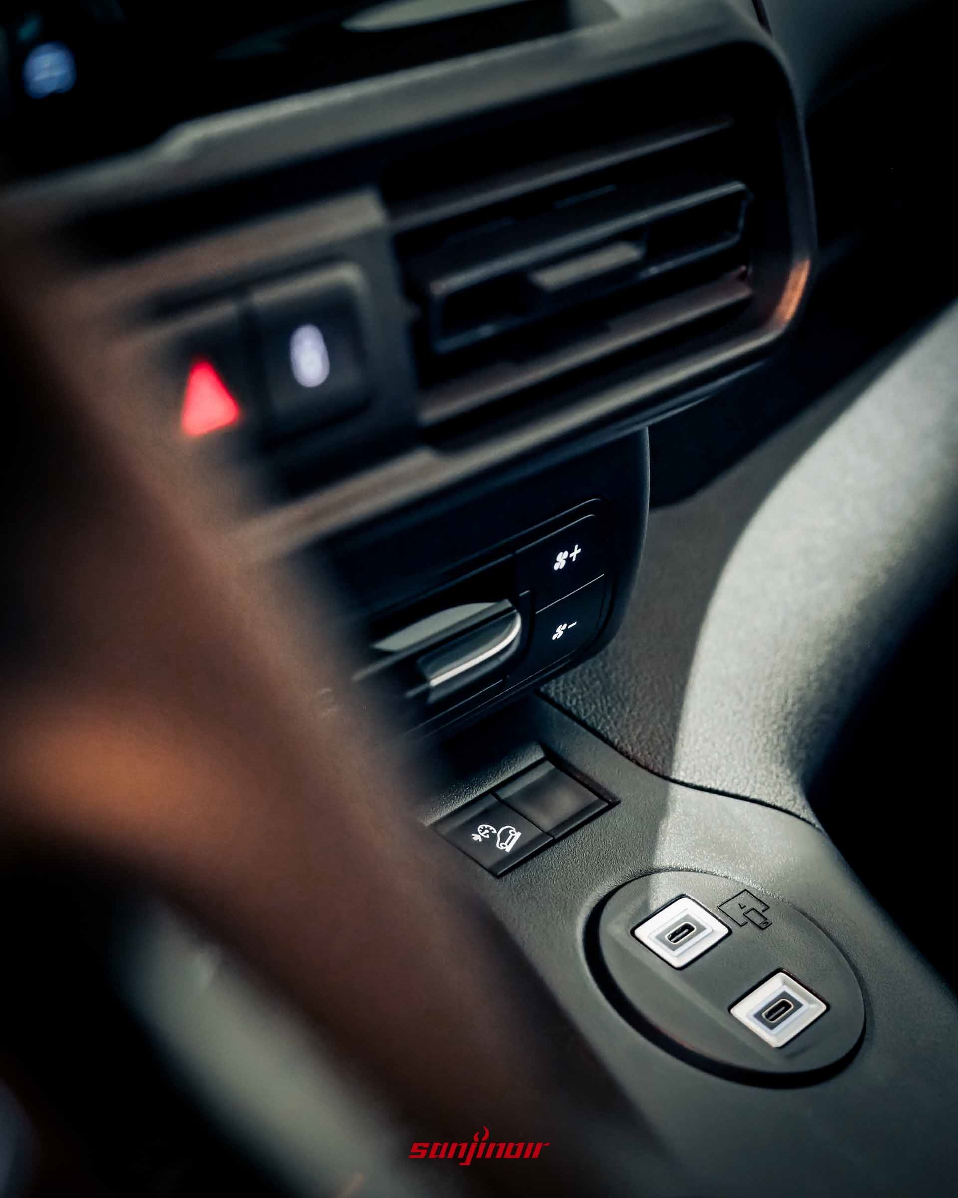 CITROËN BERLINGO 內部的中控台下部特寫。兩個 USB-C 接口位於底部。