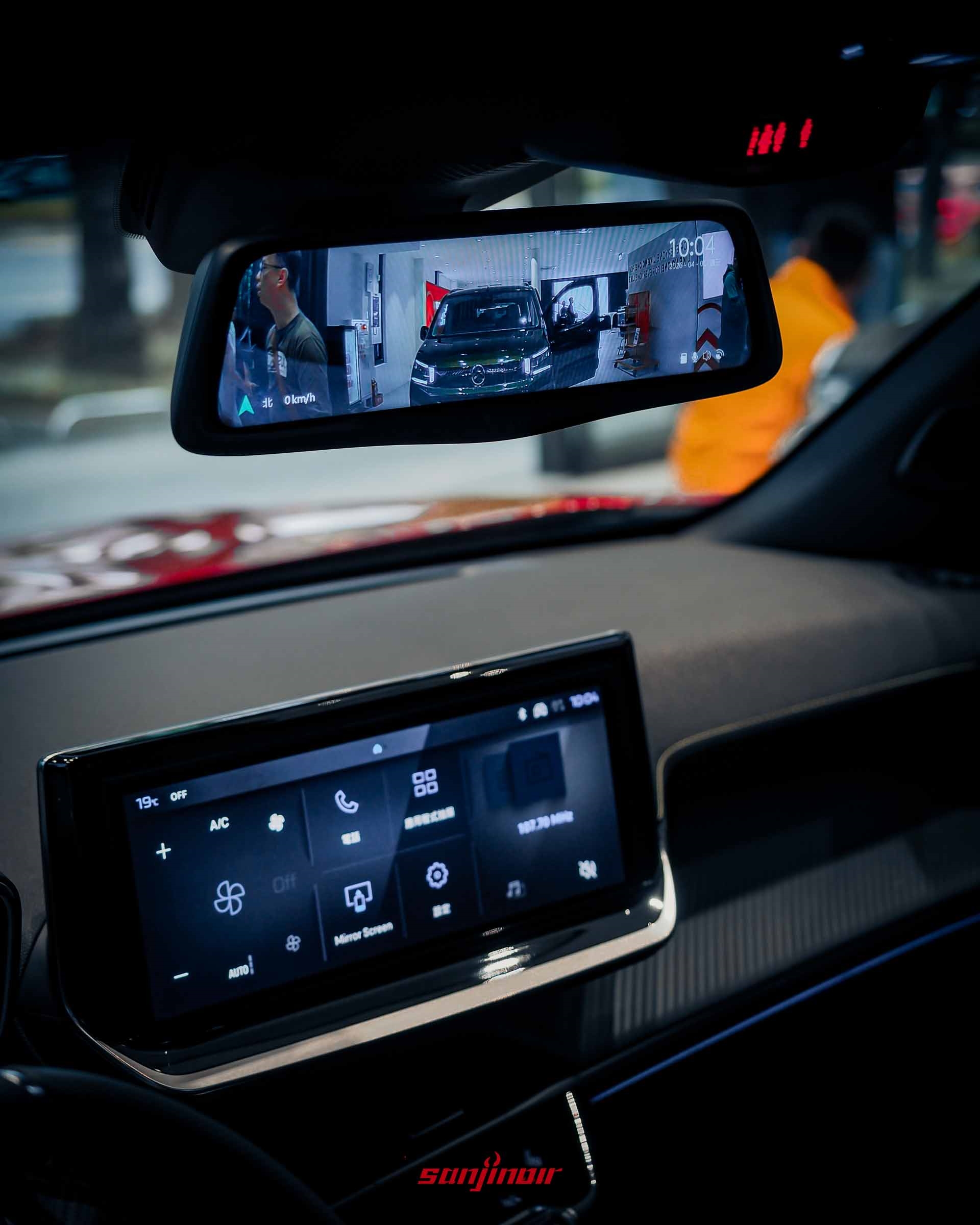 整合式電子後視鏡和中控螢幕特寫，電子後視鏡螢幕顯示後方多視角影像。