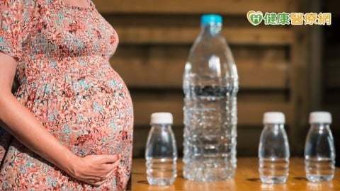 不只污染環境！從卵巢到胎盤皆有微塑膠蹤跡　研究揭母嬰健康潛在風險