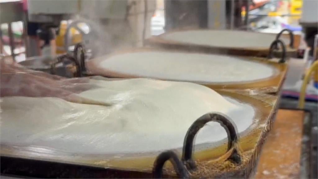 調漲買氣仍夯！潤餅皮老店大排長龍　全家出動「46爐全開」迎連假人潮