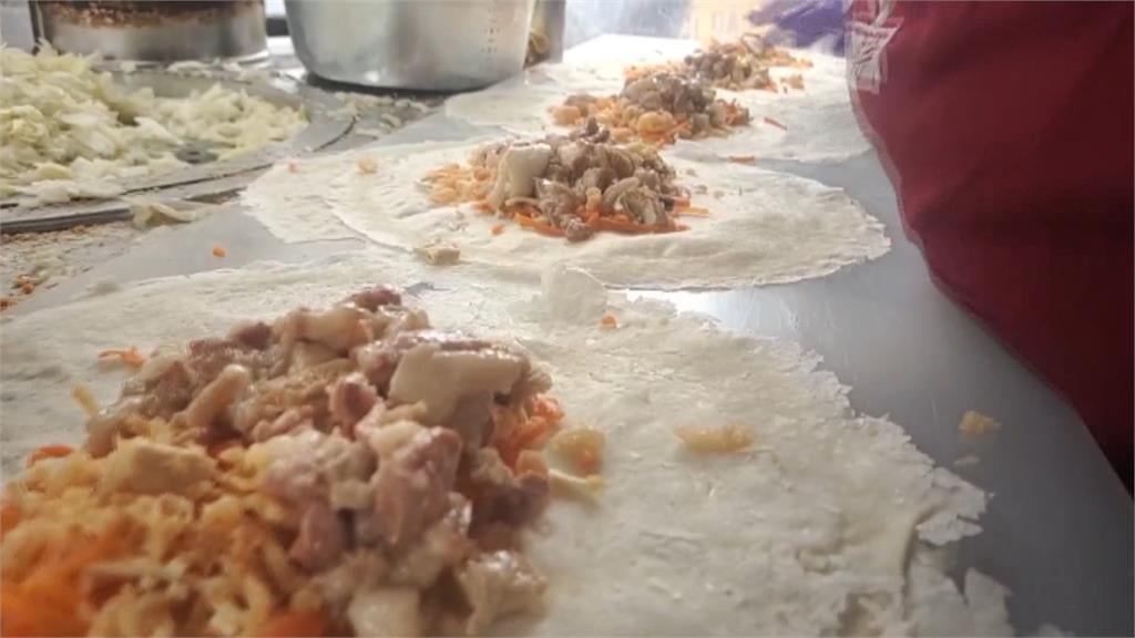 調漲買氣仍夯！潤餅皮老店大排長龍　全家出動「46爐全開」迎連假人潮