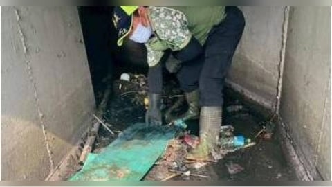 排水溝竟卡整座廁所！嘉義水上鄉驚見離奇堵塞　清潔隊苦戰才疏通