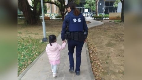 6歲童平鎮民俗公園走失　暖警當「臨時保姆」助祖孫團圓