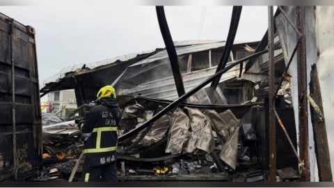 凌晨惡火吞噬鐵皮屋！苑裡濃煙沖天、建物崩塌驚魂　幸無人傷亡