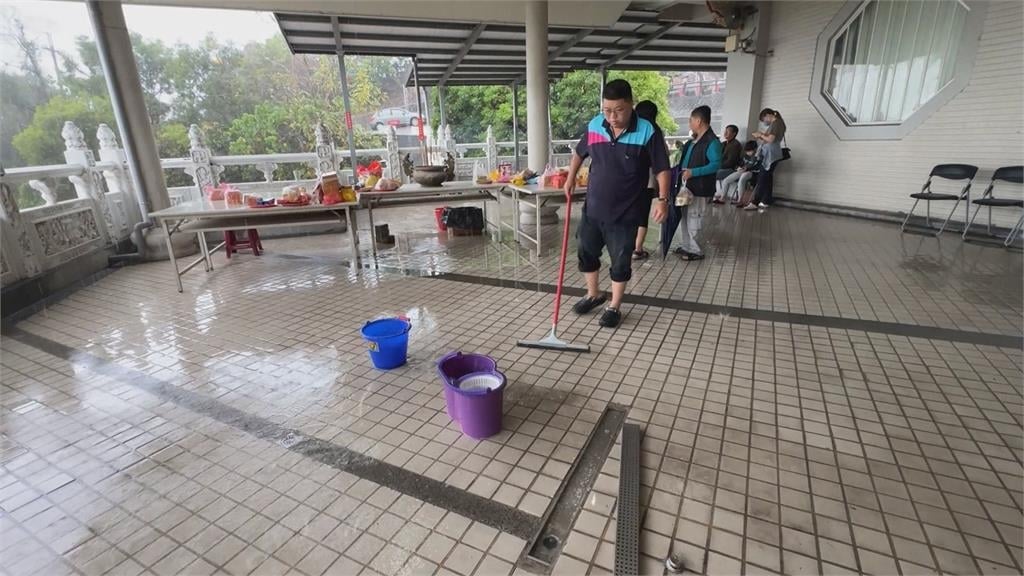 清明時節雨紛紛！　台中豐原潤餅店慘淹　南投草屯納骨塔「供桌濕答答」