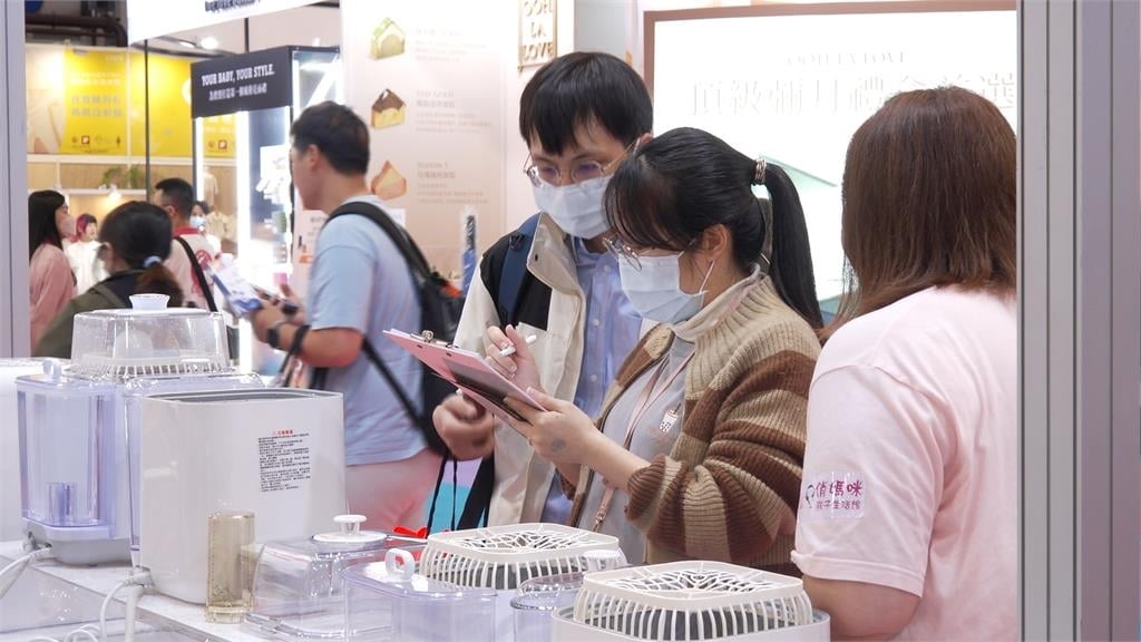 寶寶爬行賽萌翻！家長使出渾身解數　現場笑聲不斷