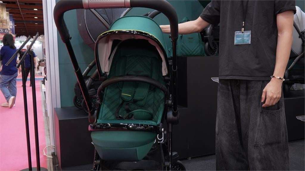 寶寶爬行賽萌翻！家長使出渾身解數　現場笑聲不斷