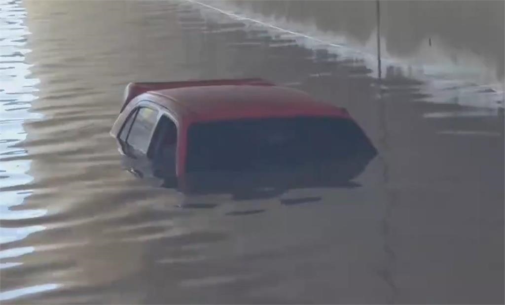 快新聞／暴雨成災！苗栗地下道成巨型蓄水池　2車慘遭洪水滅頂