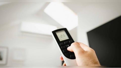 不只黏牆上！冷氣遙控器「底座藏妙招」　全場震驚：活了32年才學到