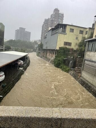 圖／豪雨狂炸苗栗，水淹道路。（翻攝苗栗大小事）