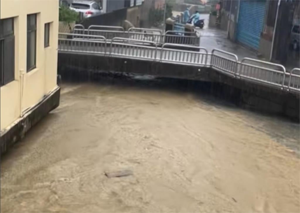 快新聞/苗栗滿地是魚奇景曝光