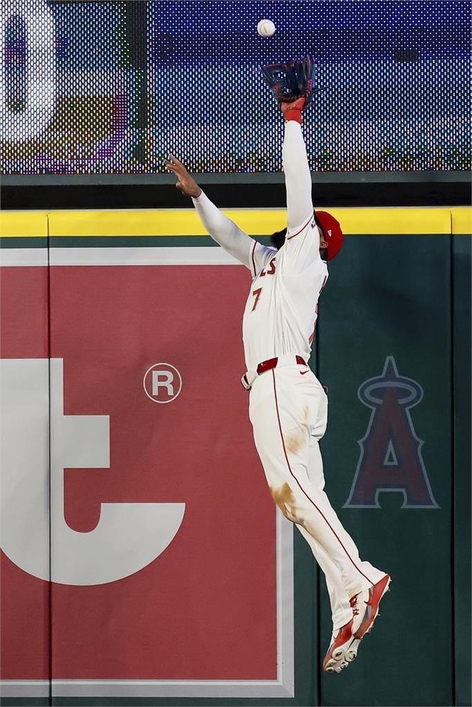 MLB(影)／一場比賽沒收3支全壘打！天使右外野手幾乎「隻手」擊敗水手