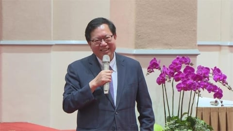 就業歧視?桃園某餐廳店員與鄭文燦合照竟「慘被辭退」 當事人發文轟「荒唐」