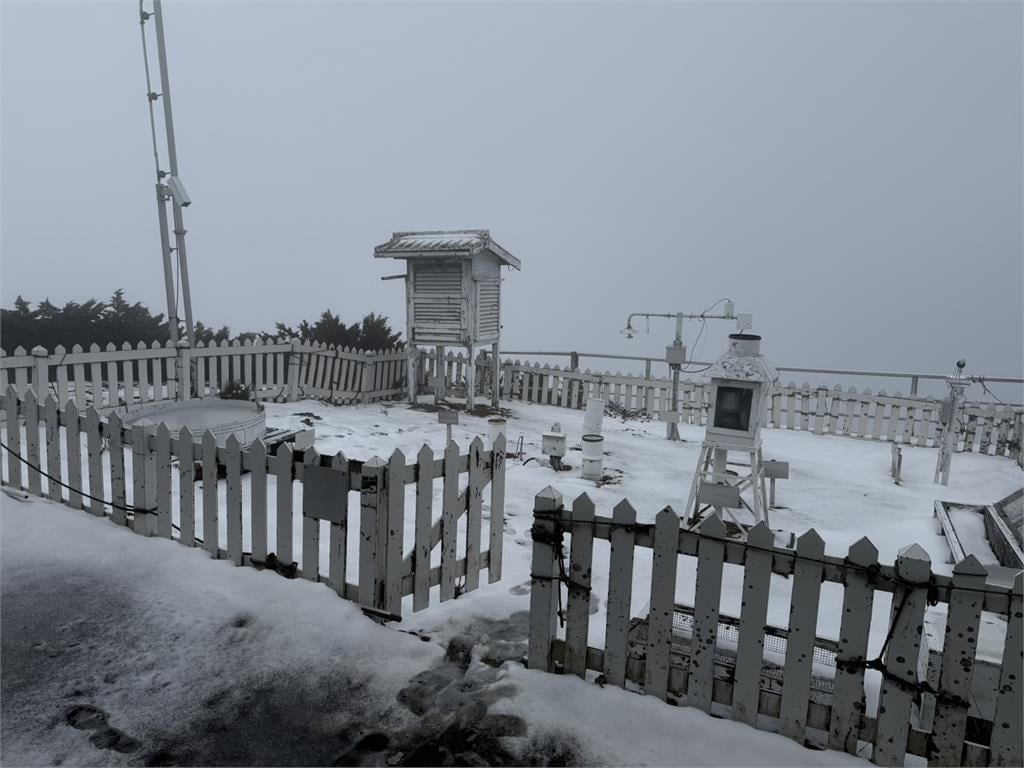 最新／銀白世界！玉山北峰積雪2公分　美景曝光
