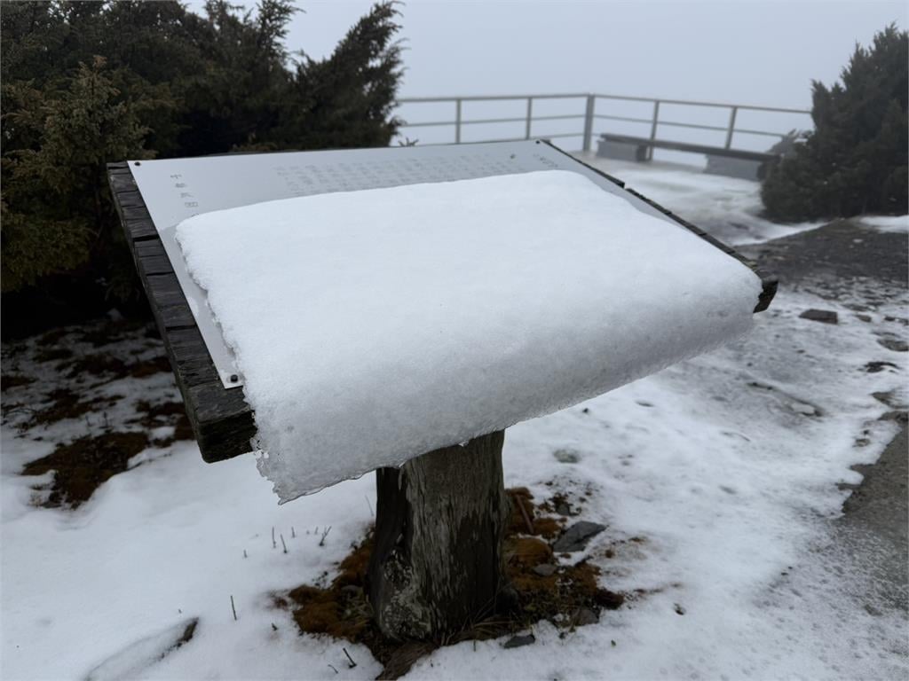 最新／銀白世界！玉山北峰積雪2公分　美景曝光