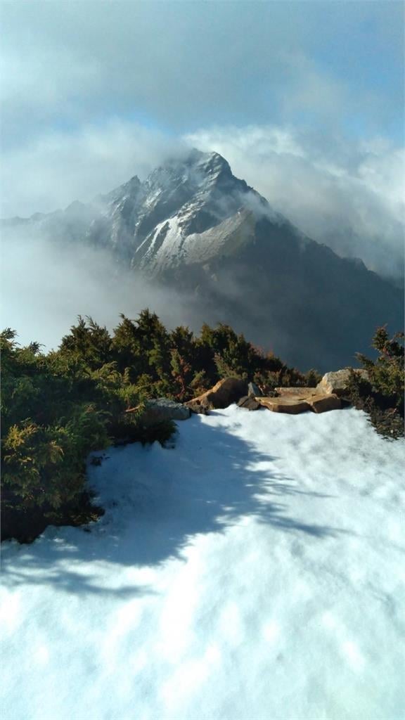 最新／銀白世界！玉山北峰積雪2公分　美景曝光