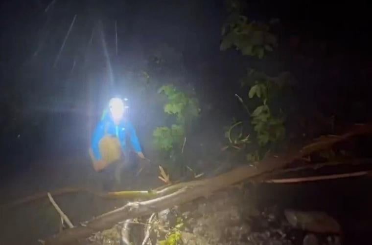 苗栗南庄道路掏空11人受困　消防員徒步送物資救急